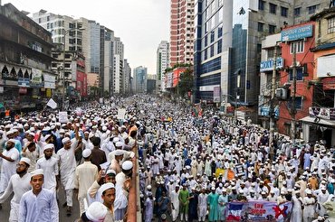 مظاهرة حاشدة في بنغلاديش إحتجاجاً على الاساءة للنبي(ص)