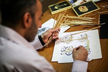 Fələstinli bir sənətkarın buğda saplaqları ilə ayə və şeirlər dizayn etməsindəki təşəbbüsü