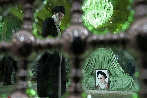 Ayatollah Khamenei visits mausoleum of Imam Khomeini