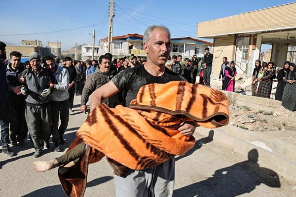 دیدمش با شانه‌هایی خسته و ویران