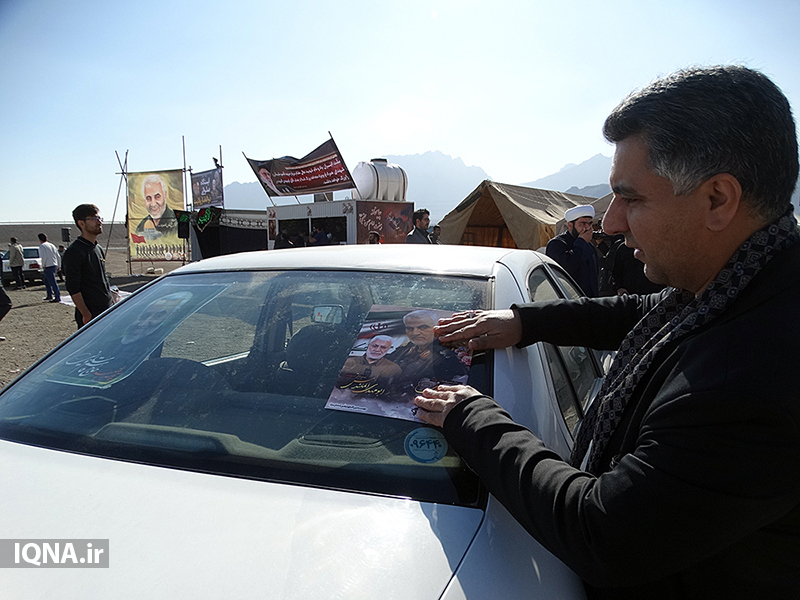 برپایی ایستگاه صلواتی در مسیر یزد-کرمان برای خدمت‌رسانی به زائران شهید سلیمانی به همت اداره اوقاف و امور خیریه شهرستان یزد