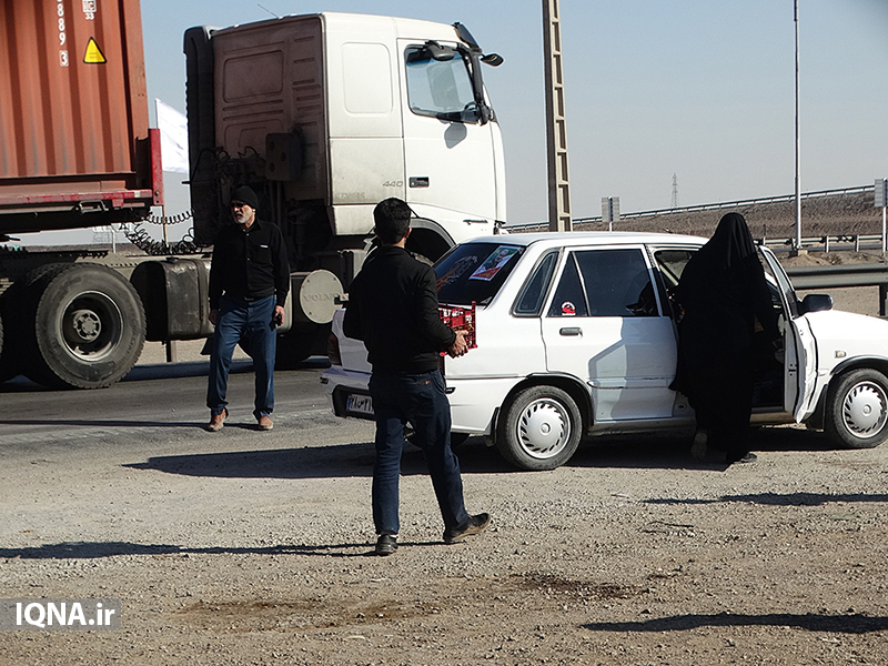 برپایی ایستگاه صلواتی در مسیر یزد-کرمان برای خدمت‌رسانی به زائران شهید سلیمانی به همت اداره اوقاف و امور خیریه شهرستان یزد