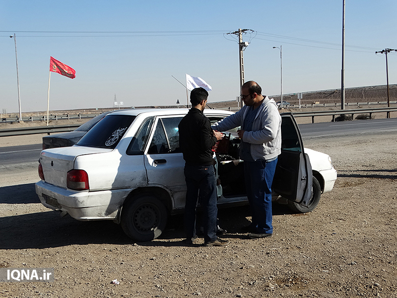 برپایی ایستگاه صلواتی در مسیر یزد-کرمان برای خدمت‌رسانی به زائران شهید سلیمانی به همت اداره اوقاف و امور خیریه شهرستان یزد