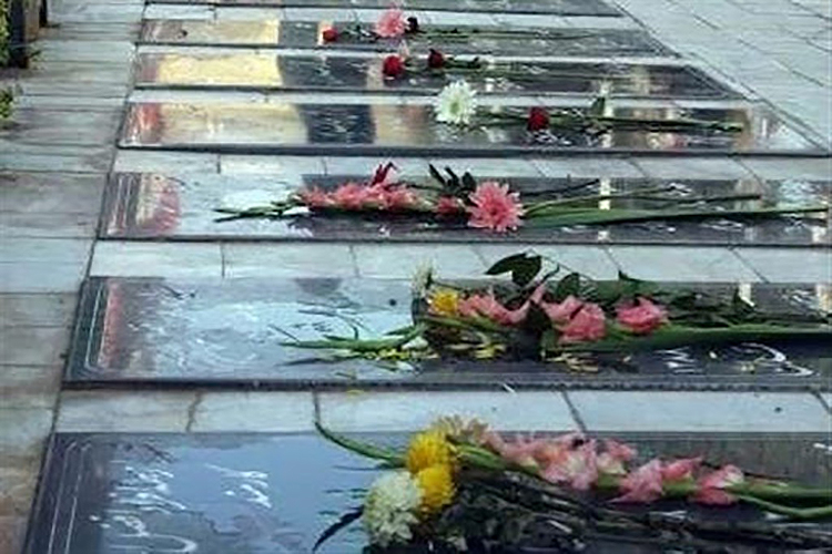 عطرافشانی و غبارروبی ۳۲۷ گلزار شهید در یزد عطرافشانی و غبارروبی ۳۲۷ گلزار شهید در یزد