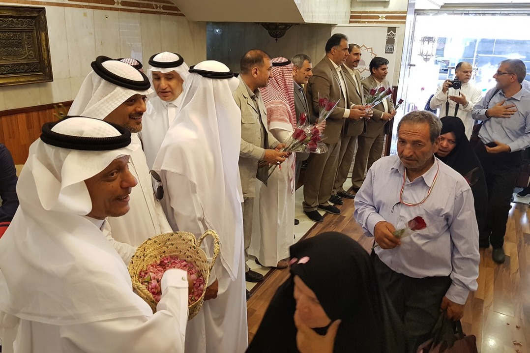 عربستان با گل و شیرینی از کاروان زائران ایرانی استقبال کرد