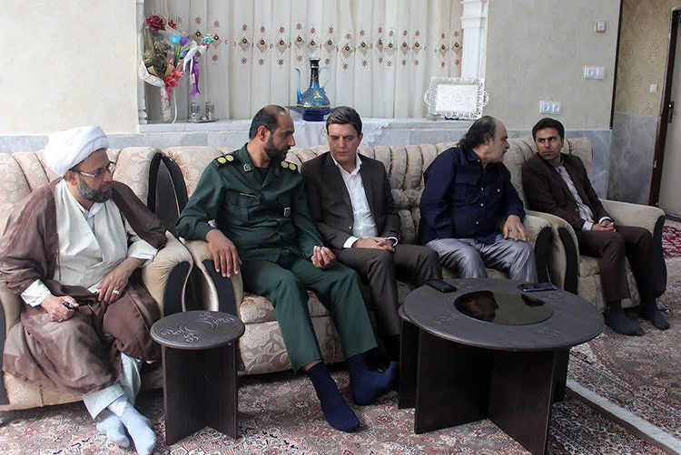 دیدار فرماندار خاتم با خانواده شهدا و جانبازان +عکس