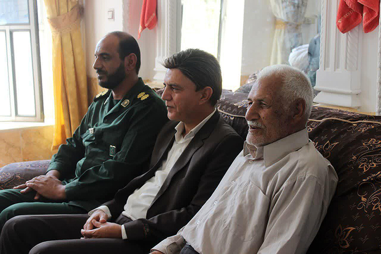 دیدار فرماندار خاتم با خانواده شهدا و جانبازان +عکس