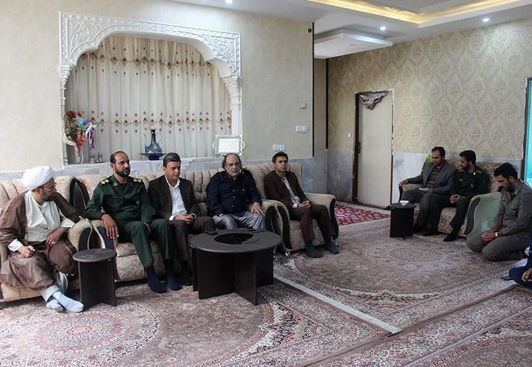 دیدار فرماندار خاتم با خانواده شهدا و جانبازان +عکس