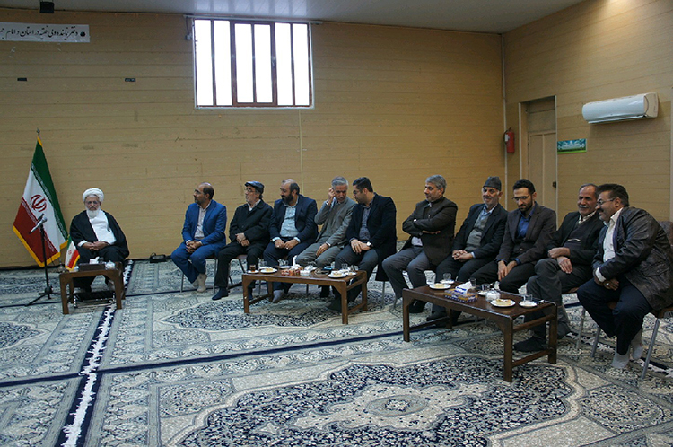 دیدار شعران بسیجی کشور با امام جمعه یزد حضرت آیت الله ناصری در حاشیه اختتامیه جشنواره ملی شعر در امتداد فجر در استان یزد