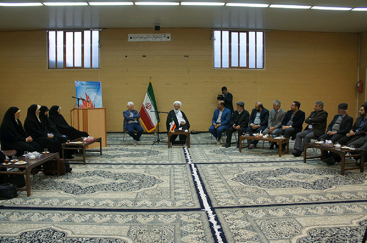 دیدار شعران بسیجی کشور با امام جمعه یزد حضرت آیت الله ناصری در حاشیه اختتامیه جشنواره ملی شعر در امتداد فجر در استان یزد