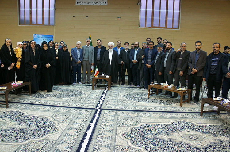 دیدار شعران بسیجی کشور با امام جمعه یزد حضرت آیت الله ناصری در حاشیه اختتامیه جشنواره ملی شعر در امتداد فجر در استان یزد