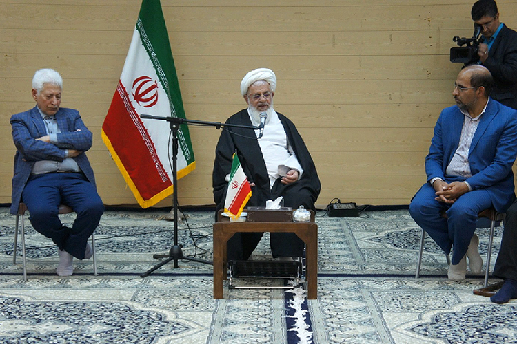 دیدار شعران بسیجی کشور با امام جمعه یزد حضرت آیت الله ناصری در حاشیه اختتامیه جشنواره ملی شعر در امتداد فجر در استان یزد