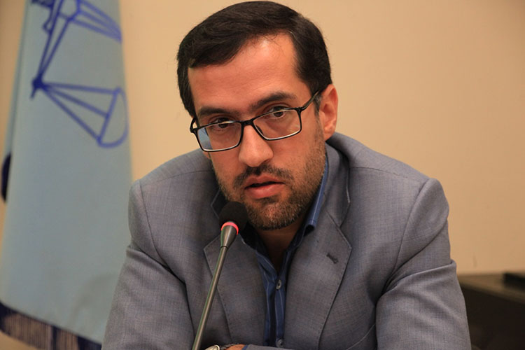 دستگیری 5 نفر در ارتباط با فروش الکل تقلبی در یزد دستگیری 5 نفر در ارتباط با فروش الکل تقلبی در یزد