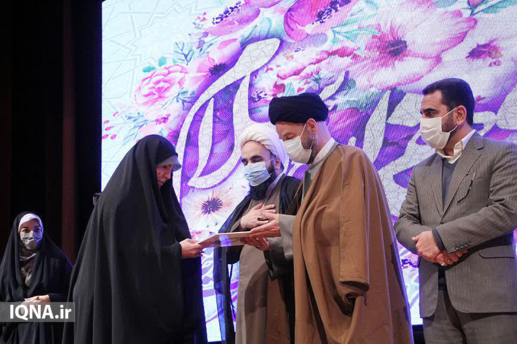 برگزیدگان همایش ملی «بانوی هزاره اسلام» در یزد تجلیل شدند