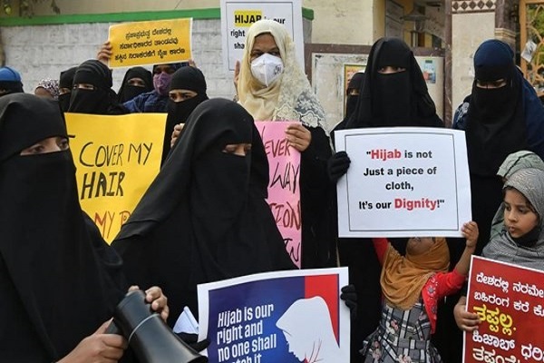 تظاهرات مردم هند در اعتراض به ممنوعیت حجاب در مدارس و دانشگاه‌ها