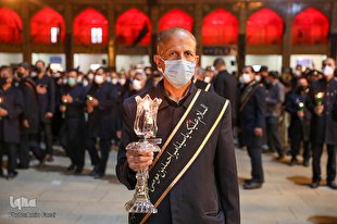 لاله‌گردانی شام غریبان در حرم شاهچراغ(ع)