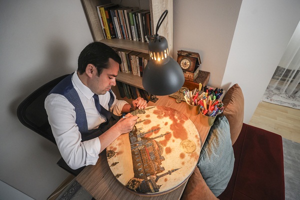 نقاشی آثار تاریخی اسلامی روی چرم توسط موذن هنرمند ترکیه‌ای/آماده