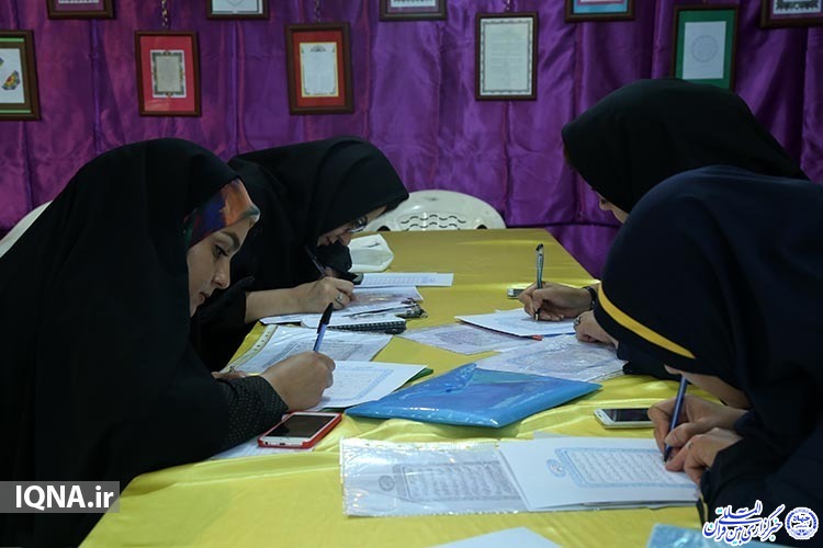 کتابت قرآن با خط نستعیلق به همت 30 هنرجوی یزدی کتابت قرآن با خط نستعیلق به همت 30 هنرجوی یزدی