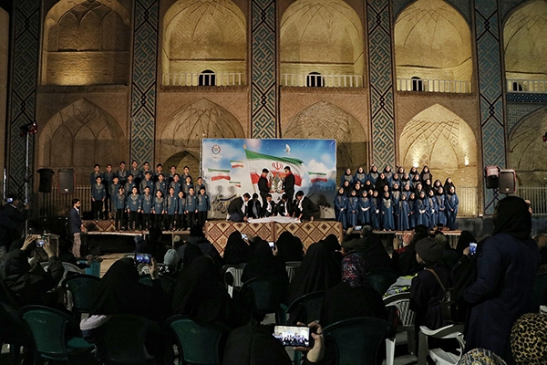 اجرای بزرگ سرود نمایش انقلاب در امیرچقماق