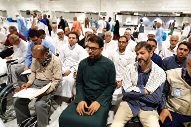 فیلم | هم‌خوانی کاروان قرآنی نور در مسجد الحرام