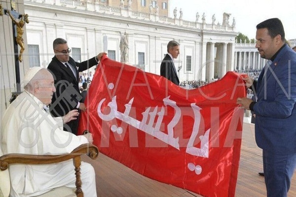 پرچم حرم مطهر امام حسین (ع) به پاپ فرانسیس ارائه شد