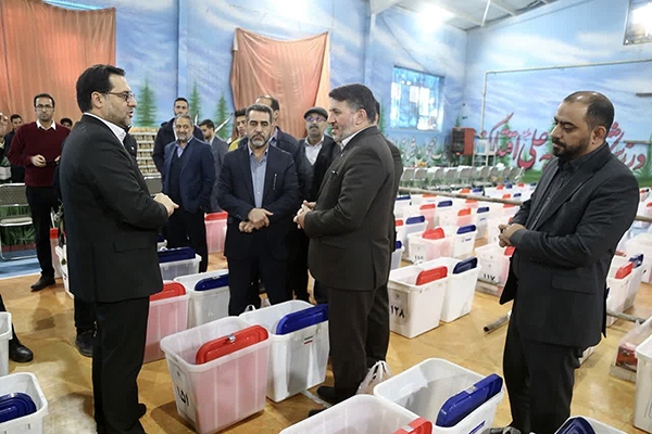 بازدید استاندار یزد از محل توزیع صندوق های اخذ رای