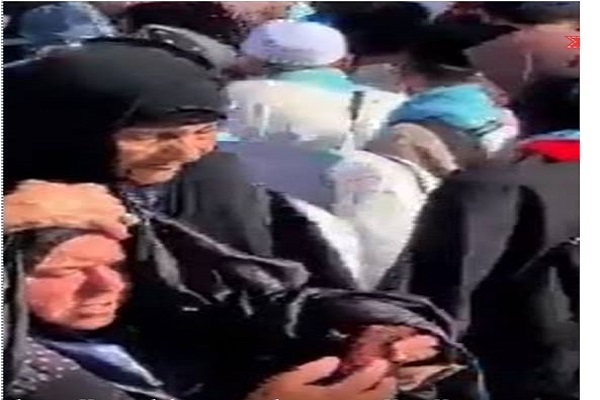 زیارت مادر بر دوش فرزند در مسجد النبی + فیلم