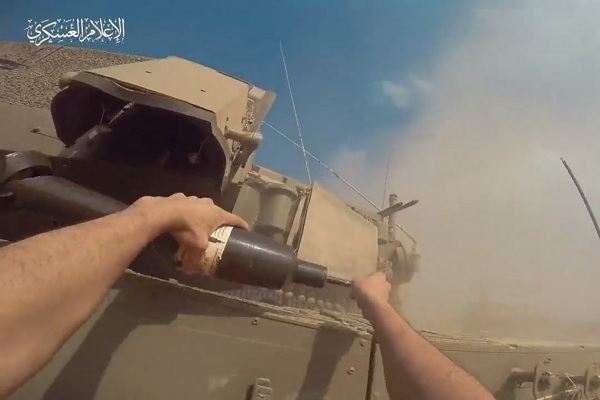 حمله منحصربه‌فرد رزمنده فلسطینی به تانک اسرائیلی + فیلم