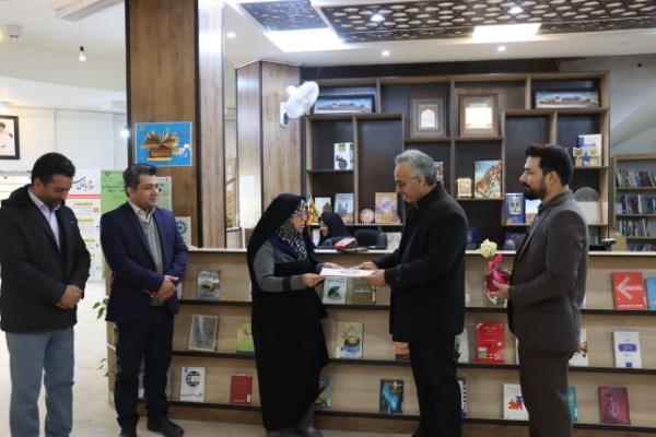 بانوی قرآنی یزدی ۱۸۰۰ جلد کتاب به کتابخانه‌ها اهدا کرد