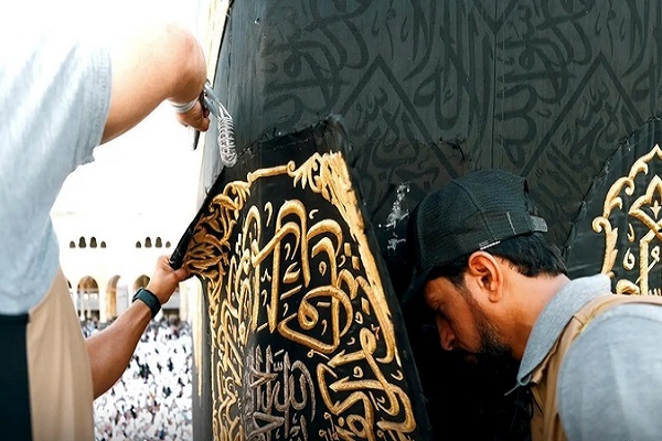 تعویض پرده کعبه با آغاز ماه محرم‌ + فیلم