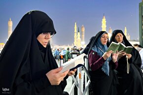 در آستان بقیع