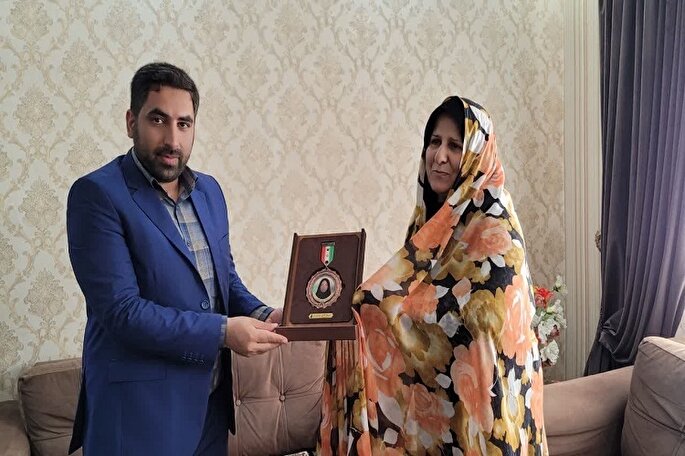 اهدای نشان سرو به خانواده بانوی شهید «سیده‌رقیه طباطبایی»