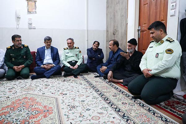 دیدار استاندار یزد با خانواده شهید حادثه گوهرکوه تفتان