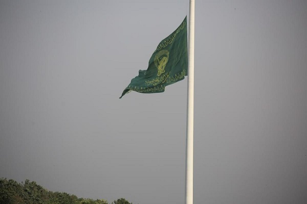 اهتزاز پرچم رضوی در تهران