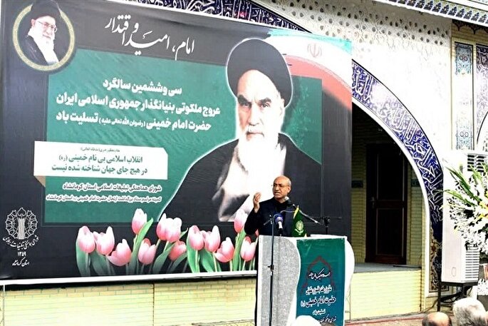 راهکار عبور از مشکلات توجه به درون و پیروی از راه امام و رهبری است