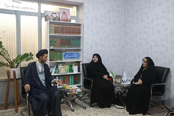 دیدار مدیرکل بانوان و خانواده استانداری یزد با امام جمعه اردکان دیدار مدیرکل بانوان و خانواده استانداری یزد با امام جمعه اردکان