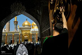 زائران اربعین حسینی در حرم کاظمین