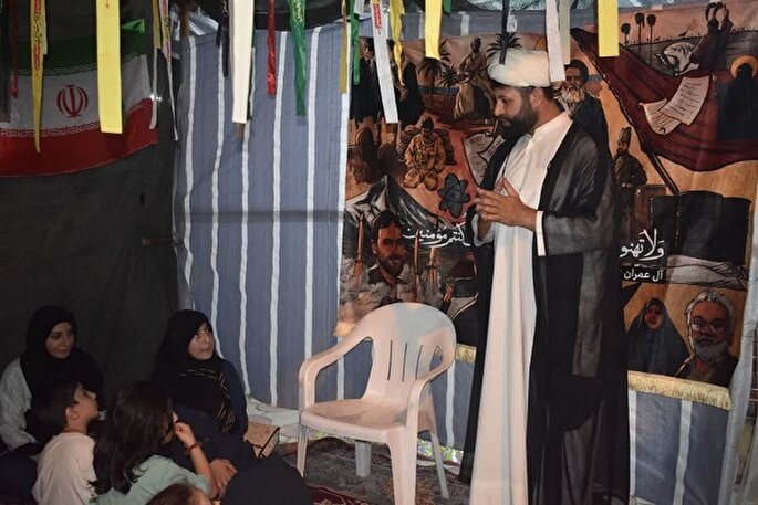 فیلم | پرده‌خوانی «از عاشورا تا انقلاب» در موکب محبین امیرالمؤمنین(ع) کوهدشت