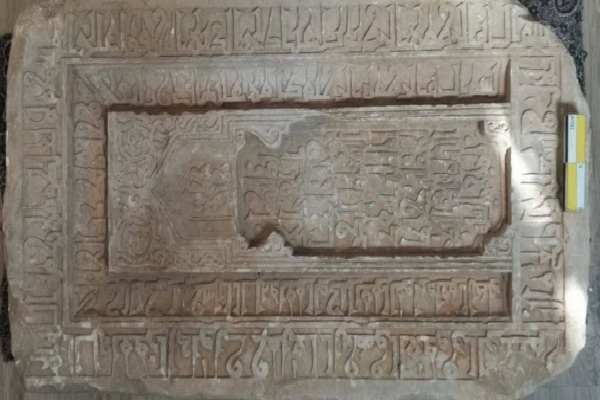 سنگ قبر تاریخی در مسجد دولتشاهی یزد کشف شد