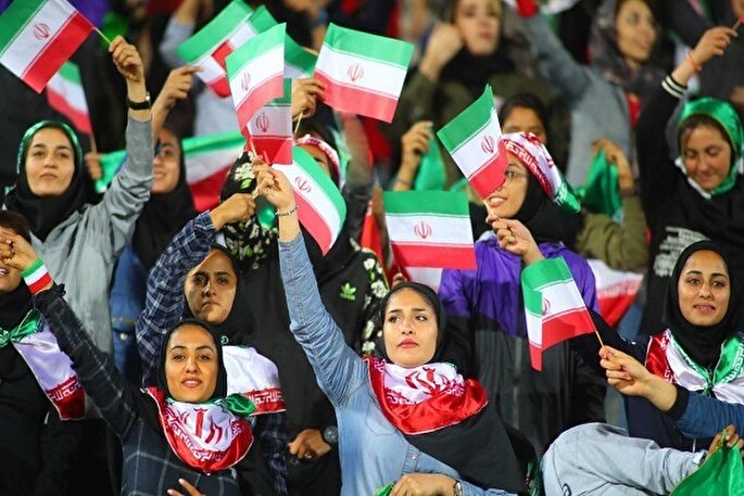 آیا زنانگی با دین‌مداری در تعارض است