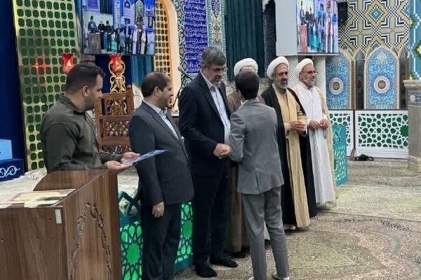برگزیدگان مسابقات قرآن در یزد تجلیل شدند