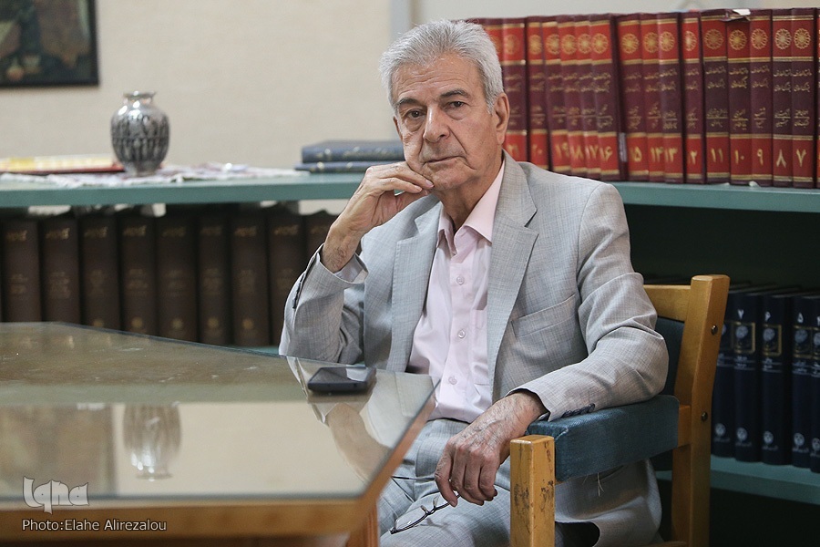 بی‌توجهی به زبان فارسی، هویت ایرانی را ویران خواهد کرد