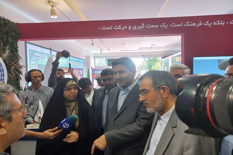 بازدید وزیر ارتباطات از نمایشگاه دستاوردهای جهاددانشگاهی