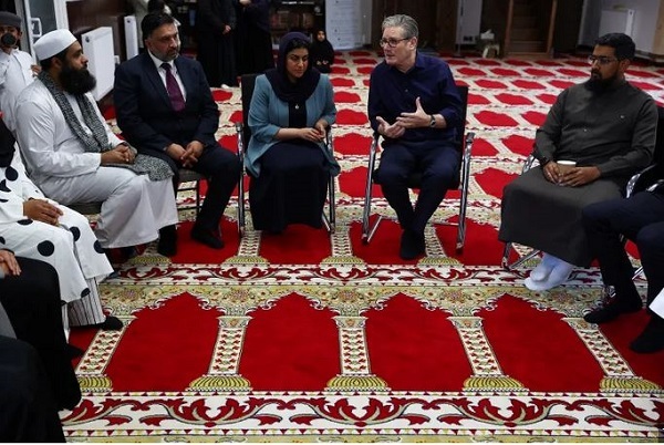 تأکید نخست‌وزیر انگلستان بر حفاظت از مساجد