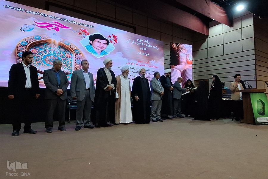 گردهمایی حافظان «4000 حافظ قرآن 4000شهید یزد» برگزار شد گردهمایی حافظان «4000 حافظ قرآن 4000شهید یزد» برگزار شد