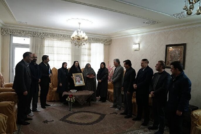 تجلیل از مادر شهید «رحمان نوکی» در اردبیل