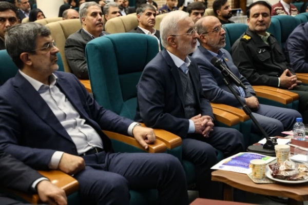 افتتاح ۱۲ نیروگاه‌ خورشیدی استان یزد با حضور وزیر کشور