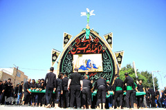 ⁨نخل‌گردانی در محله و حسینیه فهادان یزد⁩