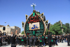 ⁨نخل‌گردانی در محله و حسینیه فهادان یزد⁩