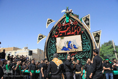 ⁨نخل‌گردانی در محله و حسینیه فهادان یزد⁩